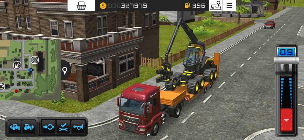 Farming Simulator 16 - Ein roter MAN-LKW transportiert einen gelben Ponsse-Holzernter durch eine Stadt in Farming Simulator 16