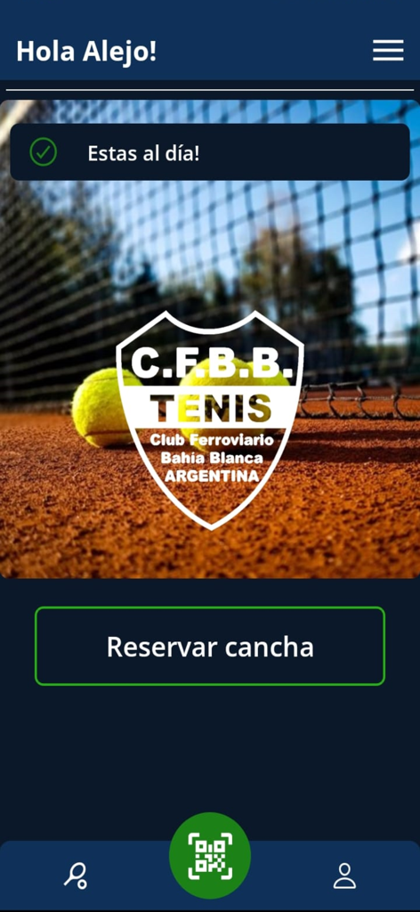 Pantalla de inicio de la aplicación móvil Ferro Tenis Club con un botón de reserva de cancha y un fondo de cancha de tenis de arcilla.