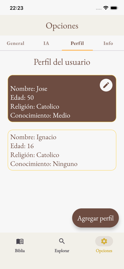 Tela do aplicativo Bibl-IA exibindo múltiplos perfis de usuário com detalhes pessoais como idade e nível de conhecimento religioso