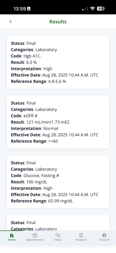 Interface do aplicativo móvel mostrando resultados de exames laboratoriais de pacientes para Hgb A1C e glicose em jejum do King's College Hospital Dubai