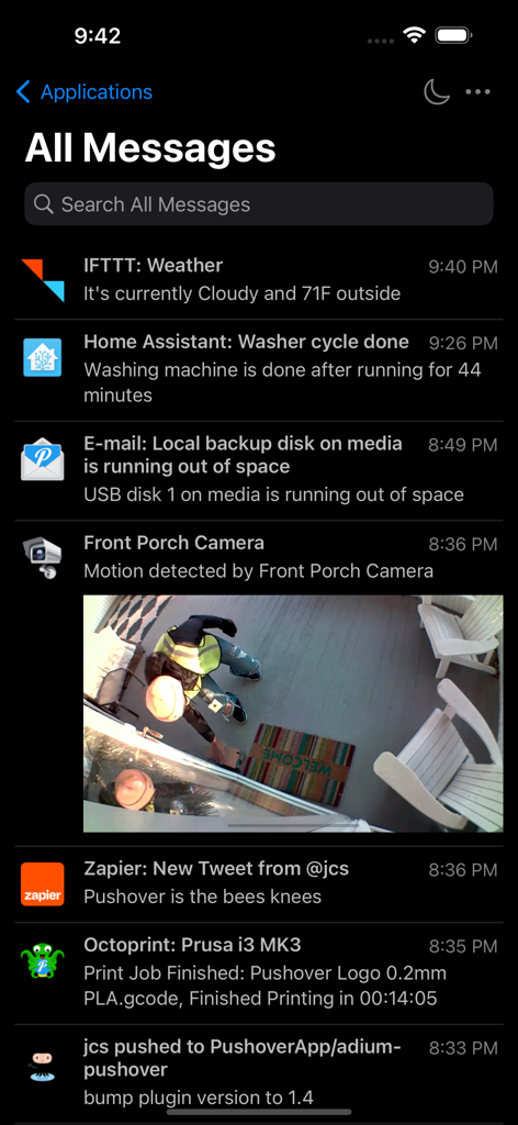 Interfaz de la aplicación Pushover mostrando una lista de notificaciones que incluyen alertas del hogar inteligente y una instantánea de la cámara de seguridad