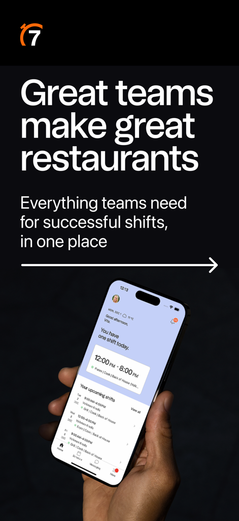 7shifts: Employee Scheduling - 7shifts 레스토랑 스케줄링 앱 인터페이스를 보여주는 스마트폰을 들고 있는 손. 예정된 근무 교대 시간이 표시됩니다.
