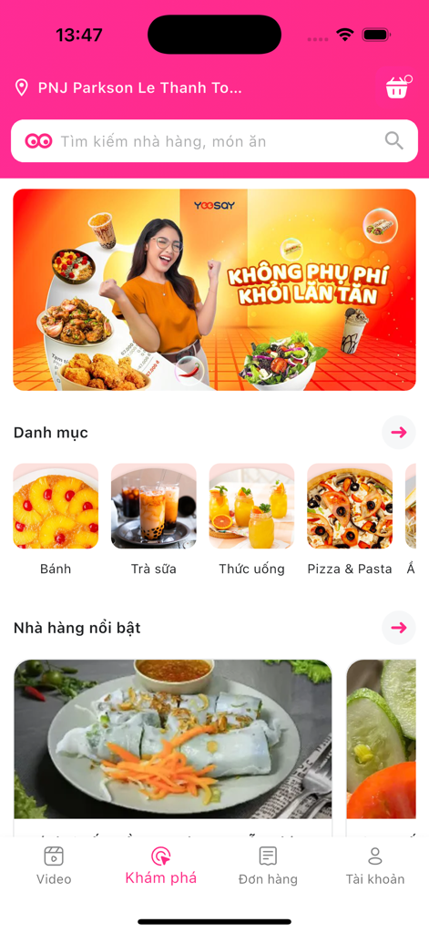 Pantalla de inicio de la aplicación Yoosay que muestra categorías de comida como té de leche y pizza con un banner promocional de entrega