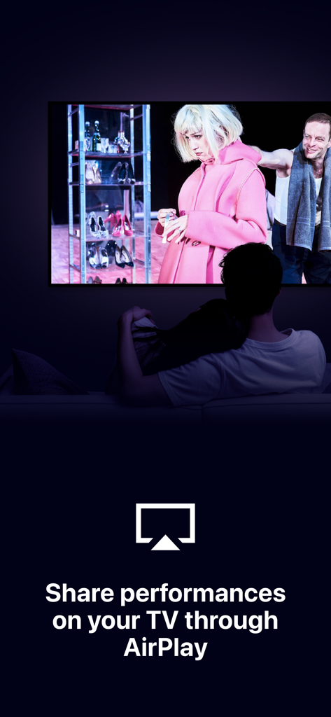 Dramoxアプリ経由でAirPlayを使用してテレビで演劇公演を視聴しているカップル。