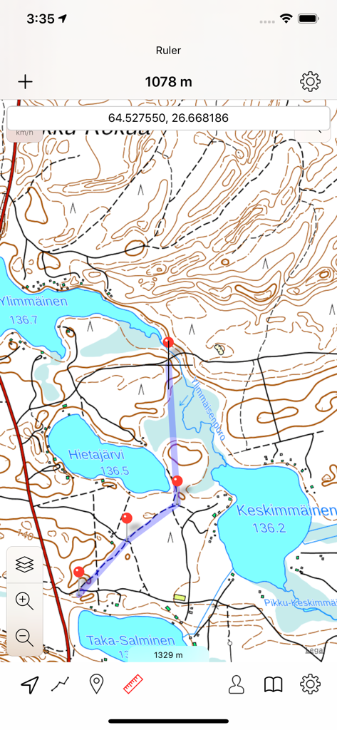 Interfaz de aplicación móvil mostrando un mapa topográfico de Finlandia con una herramienta de regla midiendo 1078 metros entre marcadores a través de un paisaje con lagos