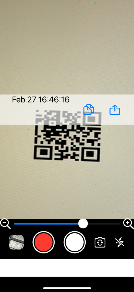 Magnifier Zoom Camera - Interfaz de la aplicación Cámara Zoom Lupa escaneando un código QR con controles de zoom y linterna
