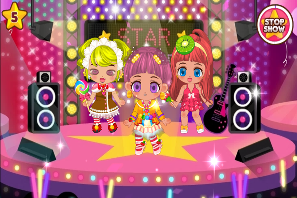 暖暖女生换装游戏：美美公主夏目的杂货店小店 昭和的美丽日记 - Three cute chibi characters in colorful outfits performing on a bright pink stage.