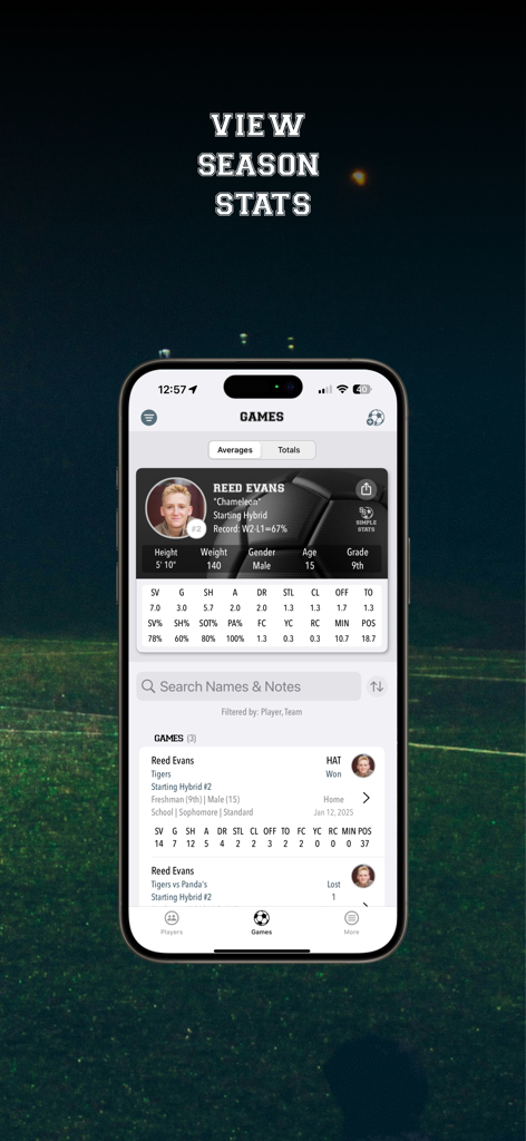축구 선수의 시즌 통계 평균 및 과거 게임 결과를 보여주는 모바일 앱 화면
