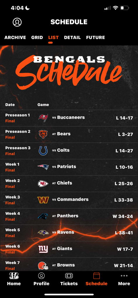 Schermata del calendario ufficiale dell'app dei Cincinnati Bengals che mostra un elenco di risultati di partite e incontri imminenti con punteggi e loghi delle squadre.