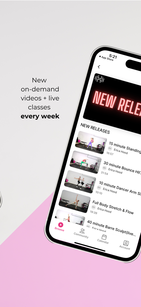 HoodFit: Fitness App for Women - Teléfono inteligente mostrando la pantalla de Navegación de la aplicación HoodFit con una lista de nuevos videos de entrenamiento de danza y HIIT bajo demanda.