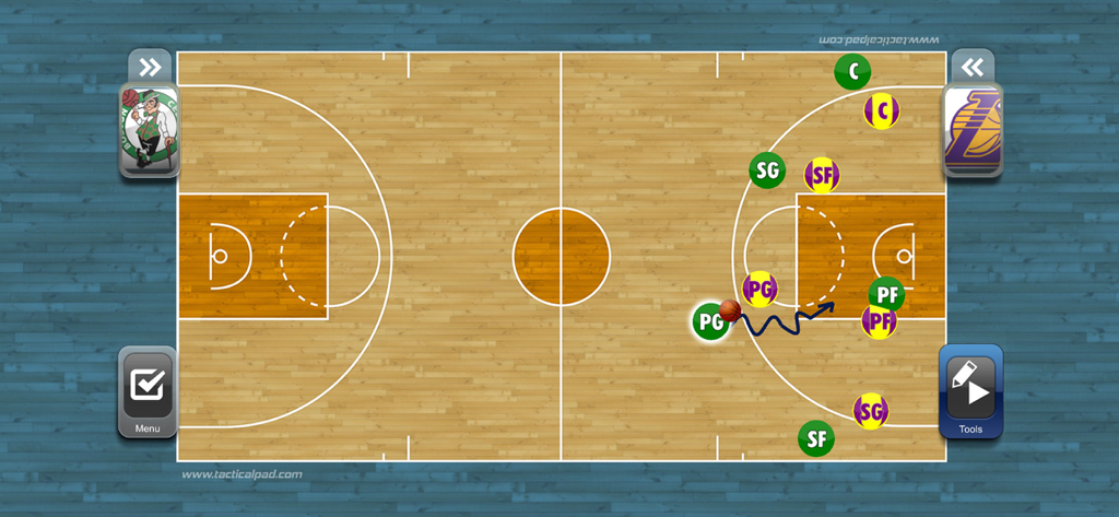 TacticalPad Basketball - Digitale Basketball-Taktiktafel mit Spielerpositionen und einem Bewegungsspielzug auf einem Spielfeld