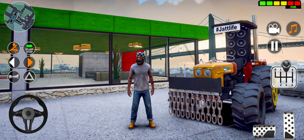 Un hombre de pie junto a un tractor amarillo personalizado en un juego simulador de agricultura.