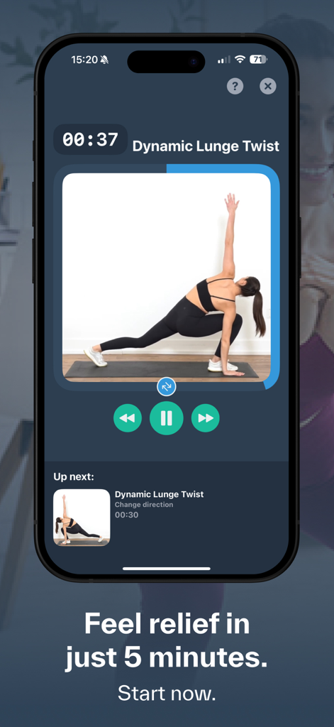 Stretching, Flexibility: Flex - Une femme démontrant un exercice dynamique de fente avec torsion sur un tapis de yoga dans l'interface vidéo de l'application Flex