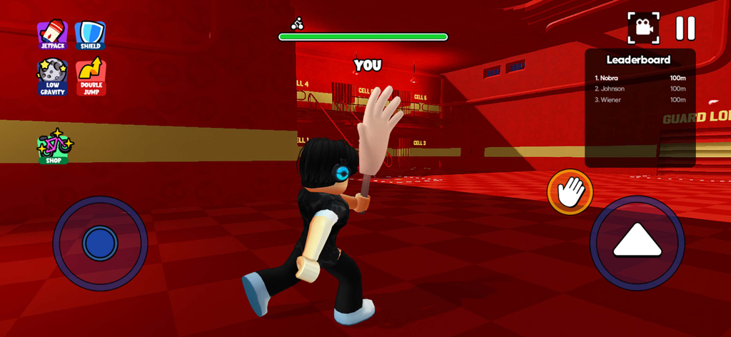 Un personaje sosteniendo una pala de mano gigante en una arena roja del minijuego Torre del Bofetón