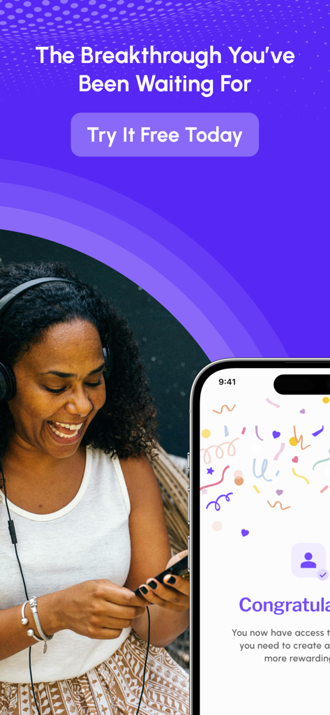 MINDTRX: Self Help & Mindset - Una mujer sonriente con auriculares usando la aplicación de autoayuda MINDTRX con una llamada a la acción para una prueba gratuita.