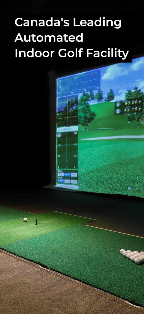Tracer Golf - Un écran de simulateur de golf intérieur et des tapis de frappe dans un complexe Tracer Golf automatisé.