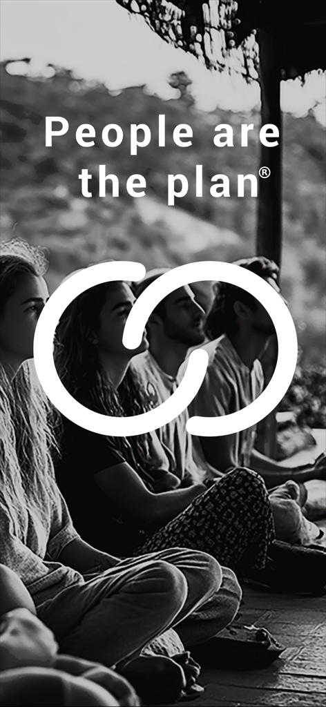 MoodPlans - Um grupo de jovens sentados juntos em uma foto em preto e branco com o logotipo do MoodPlans e o slogan As pessoas são o plano.