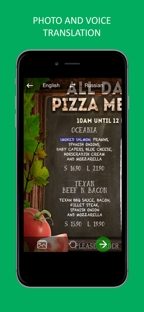 L'écran d'un smartphone utilisant l'application PROMT.One pour traduire un menu de restaurant de l'anglais vers le russe via l'appareil photo.
