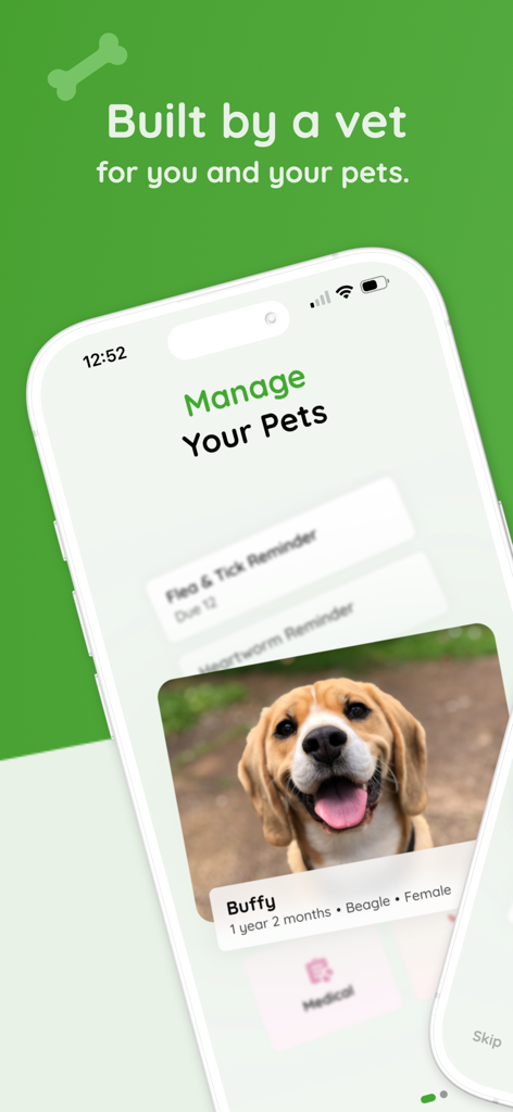 That Pet App - Health Tracker - Smartphone mostrando a interface do That Pet App com um perfil de beagle e lembretes de saúde para pets.