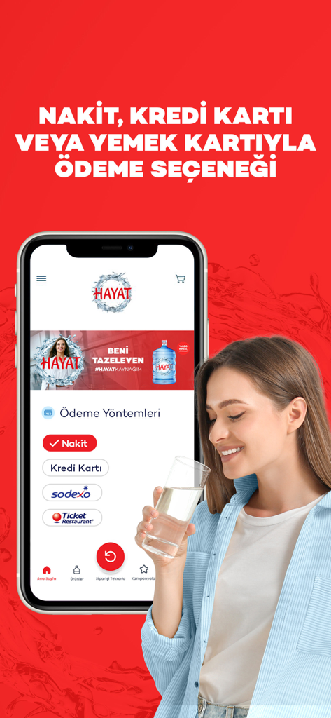 A woman drinking water next to a smartphone showing flexible payment methods like cash and credit card for Hayat Su delivery.