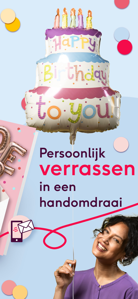 Greetz kaarten en cadeaus - Uma mulher segurando um grande balão em forma de bolo de aniversário com o texto "Feliz Aniversário"