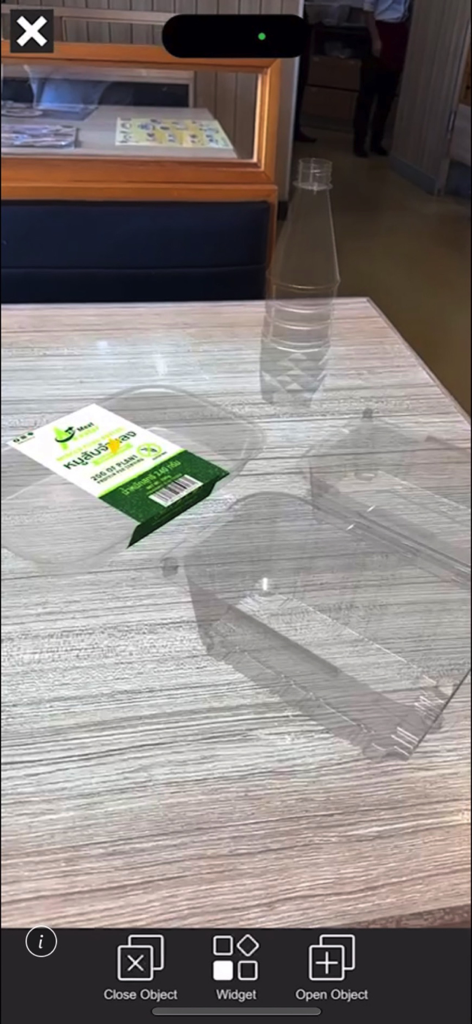 Visualização de realidade aumentada de designs de embalagens 3D em uma mesa usando o aplicativo CUBIC.