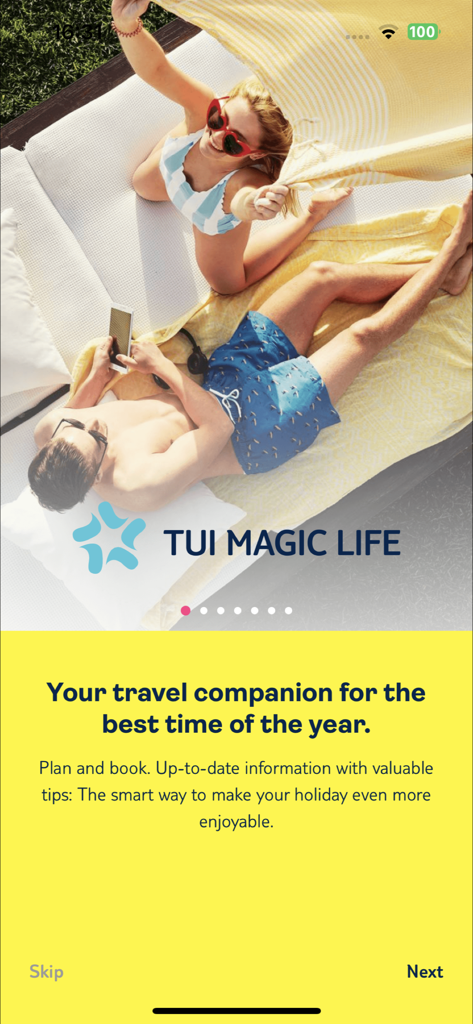 Pantalla de bienvenida de la app TUI MAGIC LIFE que muestra a una pareja relajándose en una cama de día del resort con información de planificación de viajes