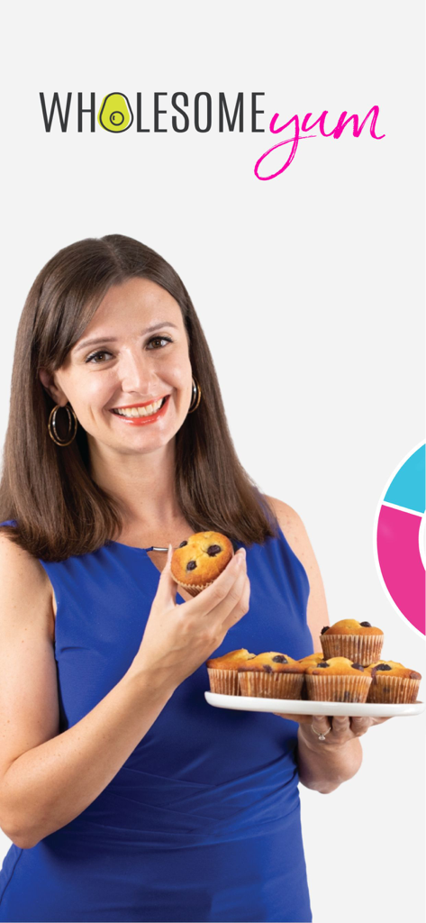 Maya Krampf, a criadora do Wholesome Yum, sorrindo e segurando um prato de muffins saudáveis