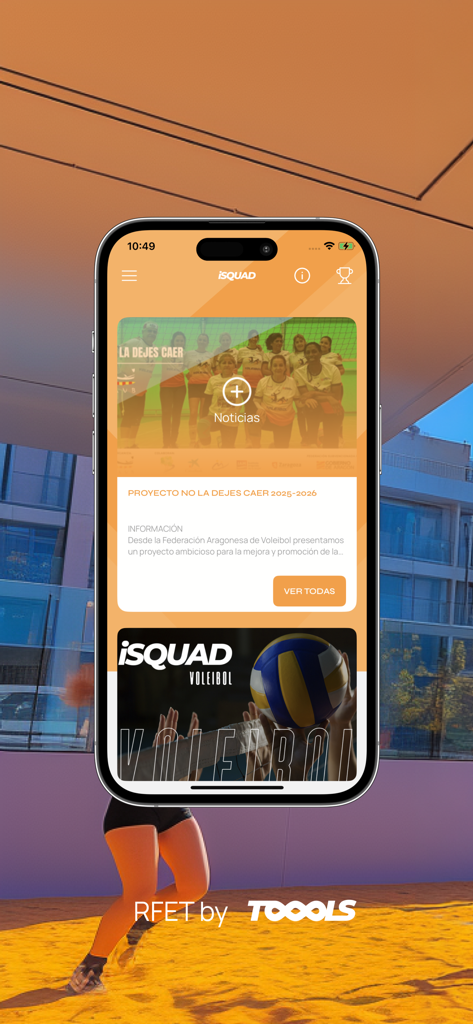 Interfaz móvil de la aplicación iSquad Voleibol que muestra un feed de noticias con la foto de un equipo de voleibol e información del proyecto.