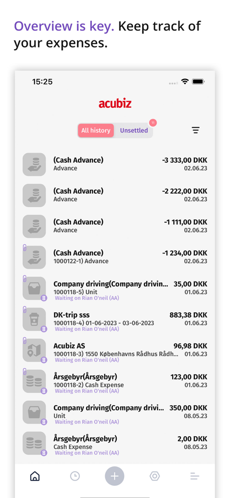 Acubiz - Panel de la aplicación móvil Acubiz que muestra una lista cronológica de gastos de empleados y estados de aprobación