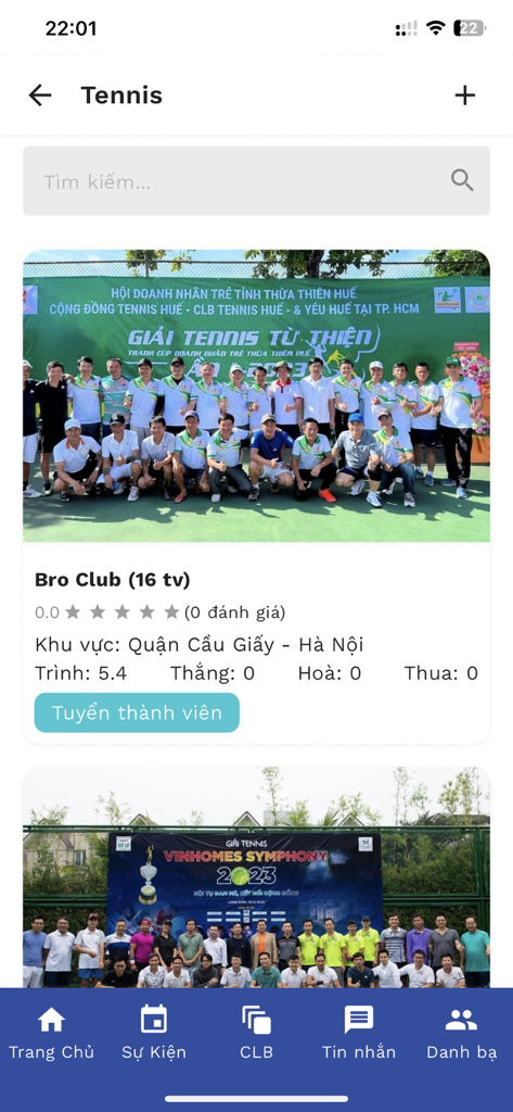 Sport Connect - Interface do aplicativo Sport Connect mostrando uma lista de clubes de tênis locais com fotos de grupo e estatísticas de membros