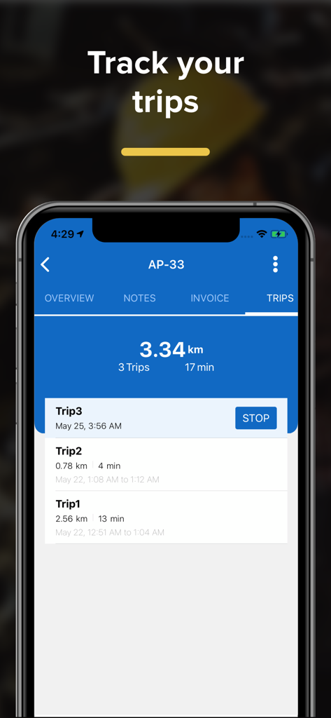 Zoho FSM - Interface do aplicativo móvel Zoho FSM mostrando uma lista de viagens rastreadas com distância e duração para técnicos de campo