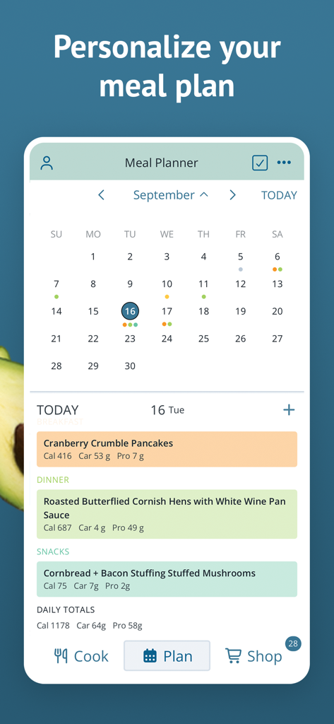 Plan to Eat 앱 인터페이스, 월간 식사 계획 캘린더와 영양 정보가 포함된 일일 레시피를 보여줍니다.