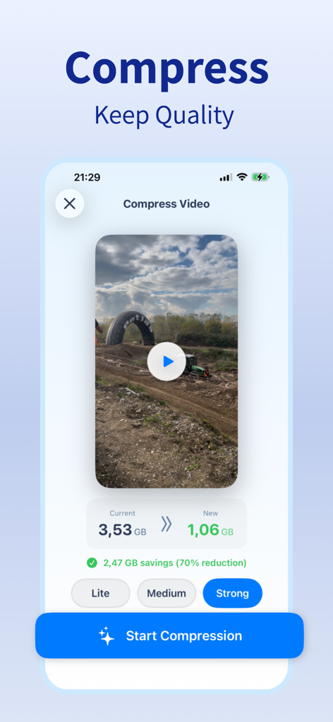Cleaner AI: Clean Up Storage - Interfaz de la aplicación Cleaner AI que muestra una función de compresión de video que reduce el tamaño del archivo en un setenta por ciento manteniendo la calidad