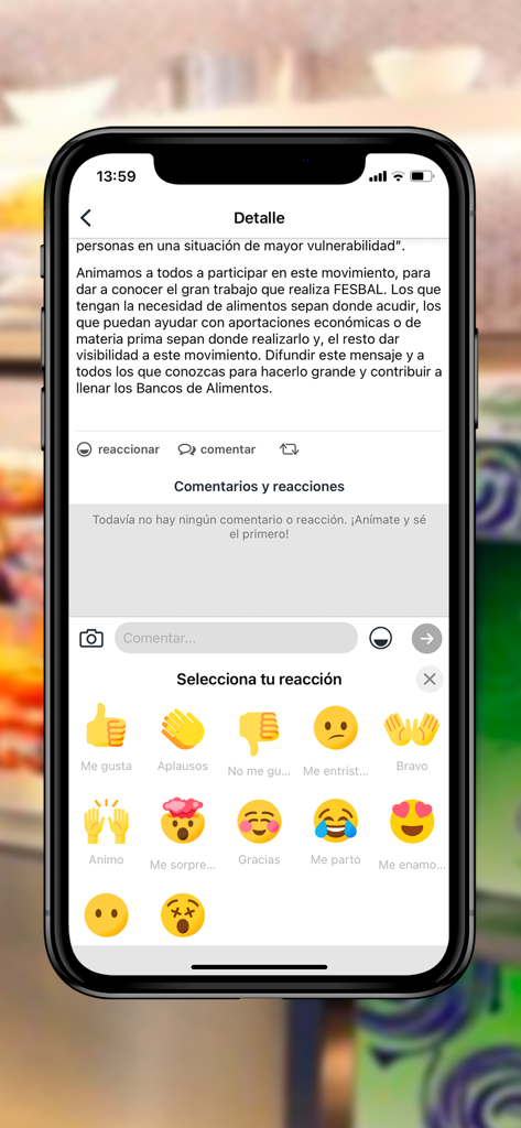 Capture d'écran de l'application My Compass montrant un article d'actualité avec un menu contextuel de réactions emoji pour l'engagement des employés.