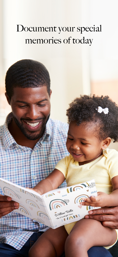 BabyPage: Baby Book & Journal - Un padre y una hija leyendo juntos un libro de recuerdos de bebé personalizado