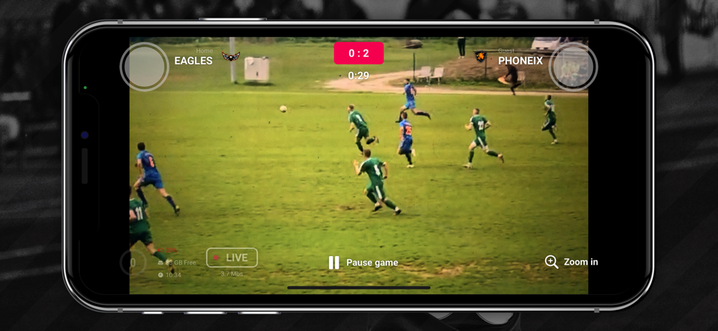 Schermata dello smartphone che mostra la registrazione di una partita di calcio dal vivo con una sovrapposizione del punteggio