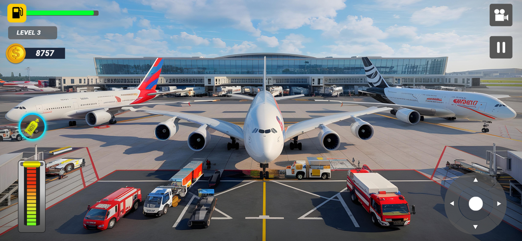 Airplane Game Flight Simulator - Tre aerei jumbo parcheggiati a un gate dell'aeroporto con veicoli di servizio a terra in un gioco di simulazione di aerei.