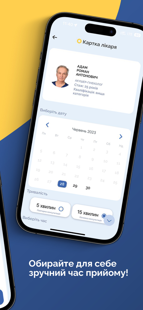 Smartphone que muestra la interfaz de la aplicación OkDoc con el perfil de un médico y un calendario para programar una consulta médica en línea
