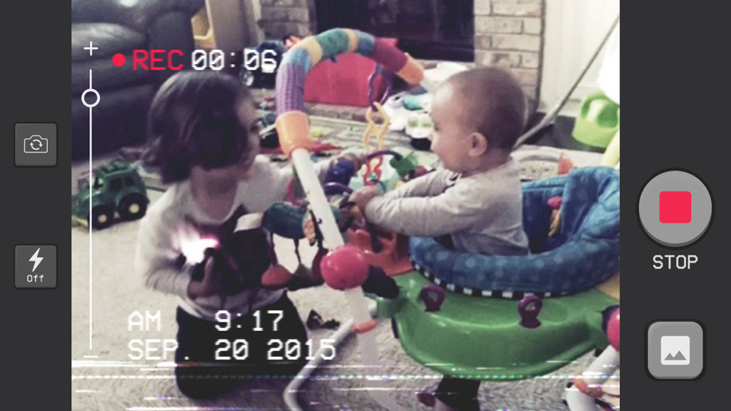 Camcorder - Record VHS Home Videos - 빈티지 날짜 스탬프가 있는 어린이들의 레트로 VHS 녹화를 보여주는 캠코더 앱 인터페이스.