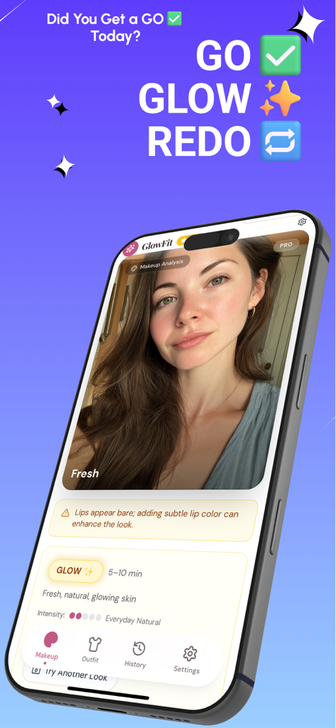 GlowFit: Makeup & Style AI - Pantalla de análisis de maquillaje IA de la aplicación GlowFit con una calificación BRILLA y sugerencias de mejora de estilo