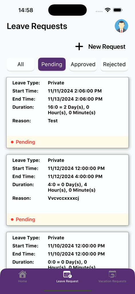 Interfaz de la aplicación Smart-Time que muestra una lista de solicitudes de permiso de empleados pendientes con detalles de duración y estado