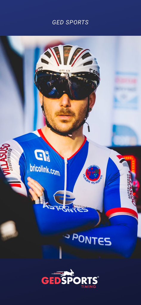 GED Sports Live - Retrato de un ciclista profesional con equipo de competición, casco y visera, con el logo de GED Sports.