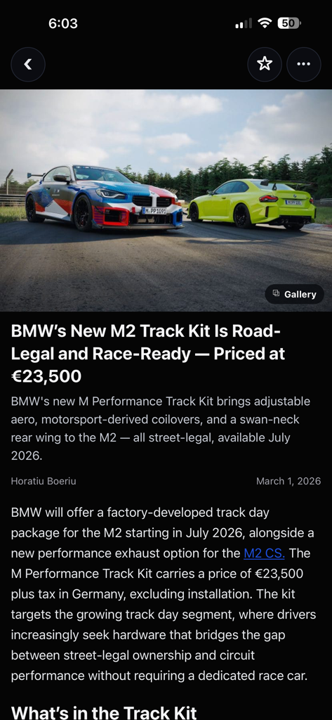 Captura de pantalla de un artículo de noticias sobre el kit de pista BMW M2 en la aplicación BMWBLOG