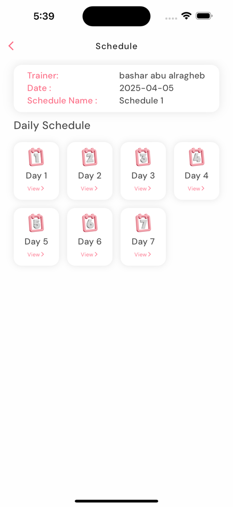 M.H.G. - Interfaccia del programma di allenamento settimanale nell'app palestra MHG che mostra il nome dell'allenatore e sette opzioni di piano giornaliero