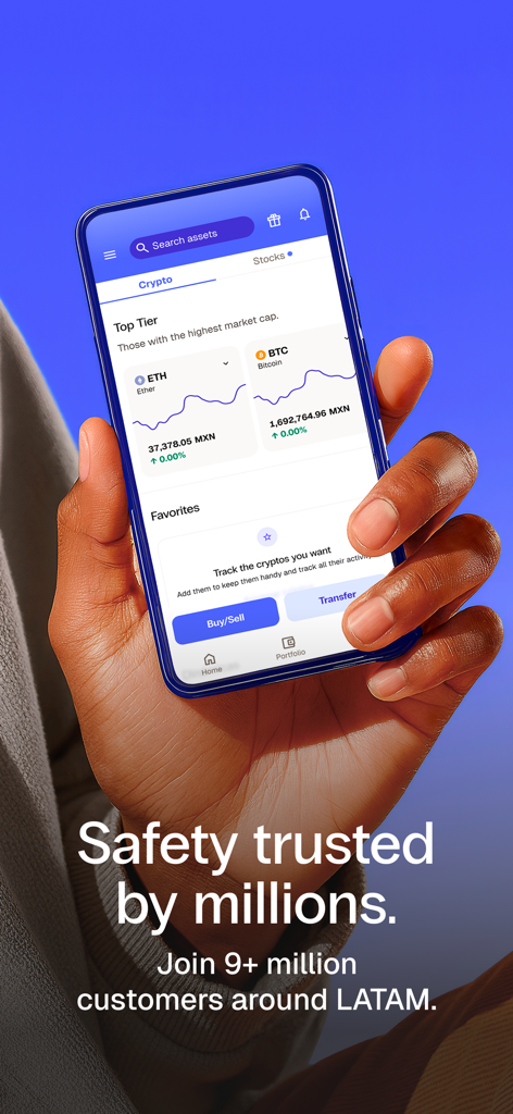 Bitso: Save and invest easily - Mão segurando um smartphone exibindo a interface cripto do aplicativo Bitso e uma mensagem de confiança e segurança