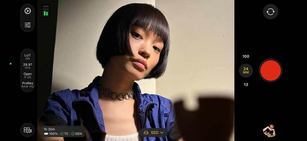 Final Cut Camera - Final Cut Camera 앱의 전문가용 영상 녹화 인터페이스로, 수동 시네마 촬영 제어 및 녹화 설정 표시