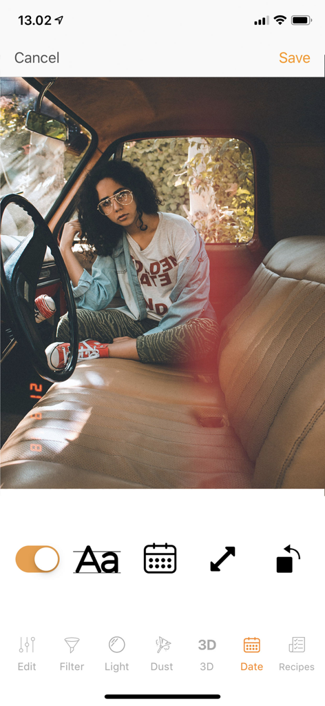 KUNI Cam: Photo Video Editor. - Interfaz de la app KUNI Cam mostrando a una persona editando una foto vintage con una herramienta de sello de fecha