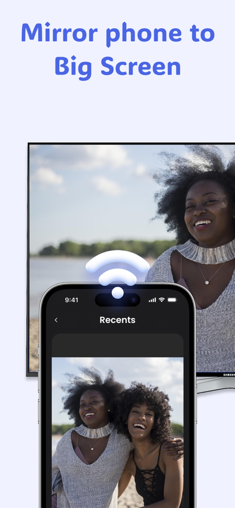 Ein iPhone spiegelt ein Foto von zwei Frauen drahtlos auf einen großen Smart-TV-Bildschirm