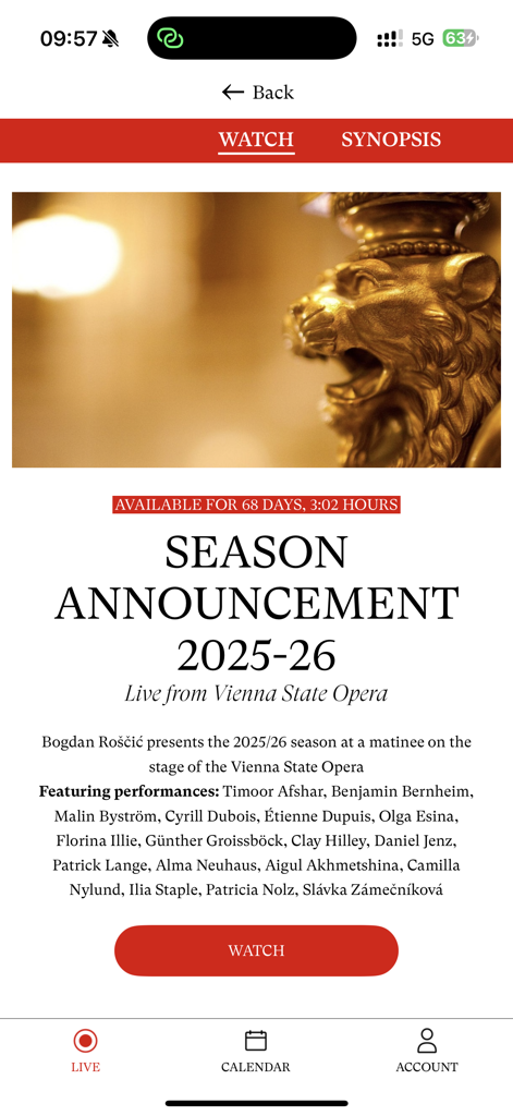 Screenshot der Wiener Staatsoper Live App, die die Saisonankündigung 2025/26 mit einer Liste der vorgestellten Darsteller und einem roten Wiedergabeknopf zeigt.